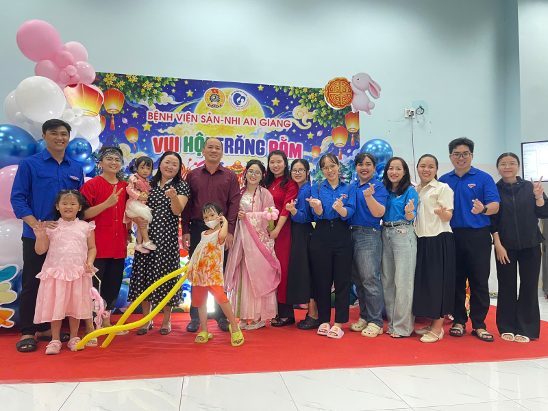 cong doan co so benh vien san   nhi an giang to chuc  ??dem hoi trang ram ?? mang trung thu am ap den voi cac em thieu nhi