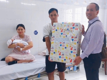 benh vien san  ?? nhi an giang chuc mung be chao doi dau tien nam at ty 2025